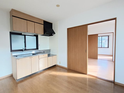 【居間・リビング】 | 岩﨑マンション | こちらの居間で趣味の時間をお楽しみください