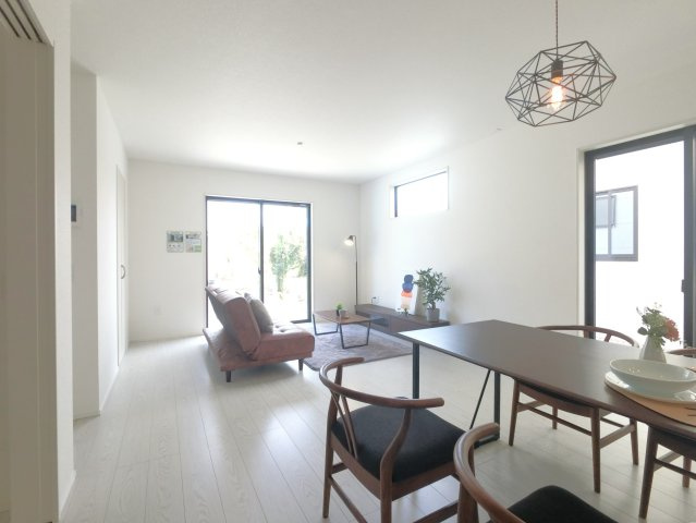 三養基郡基山町大字小倉11期　4号棟の居間・リビング|おしゃれなリビング階段の居間です