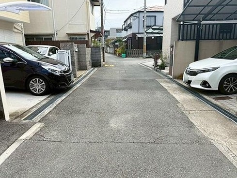 豊中市曽根東町4丁目　中古戸建の前面道路含む現地写真
