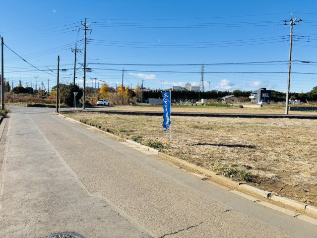 敷地面積60.9坪　売地　ふじみ野市大井の前面道路含む現地写真|現地（2025年12月）撮影
角地♪西公道約4.0ｍ、北側公道約2.1ｍ、接道幅も広くお車の出し入れもラクラクです♪日当たり良好です♪