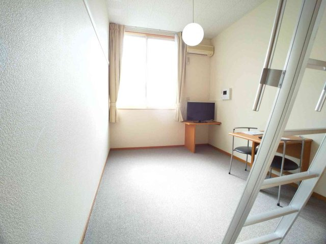 レオパレスＦｌｏｗｅｒＨｉｌｌの居間・リビング|ワイドな窓にて明るいお部屋