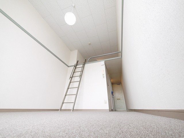 レオパレストミタⅡの寝室|広くて明るい寝室