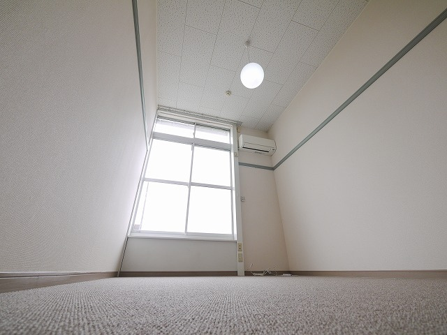 レオパレストミタⅡの居間・リビング|ゆったり過ごせるリビングです