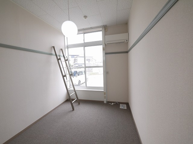 レオパレストミタⅡの寝室|広くて明るい寝室