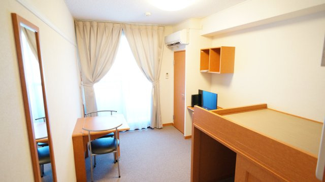 レオパレスシャルマンアンジュの居間・リビング|白を基調とした清潔感のある洋室