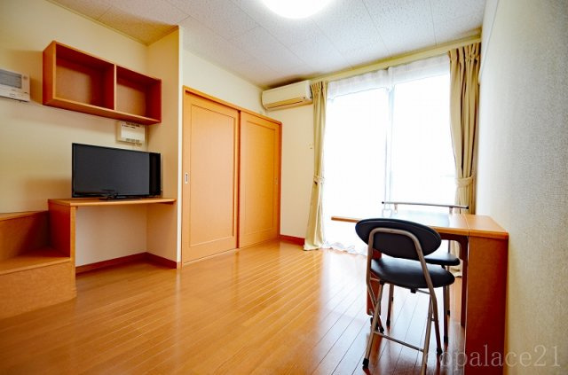 レオパレスノースアイランドⅢの居間・リビング|ワイドな窓にて明るいお部屋