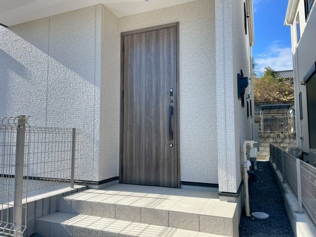 【エントランス】 | 富里市日吉倉2号棟 | 最短即日のご見学も承ります！お気軽に０４７６－３７－３８８８までお問合せ下さい！