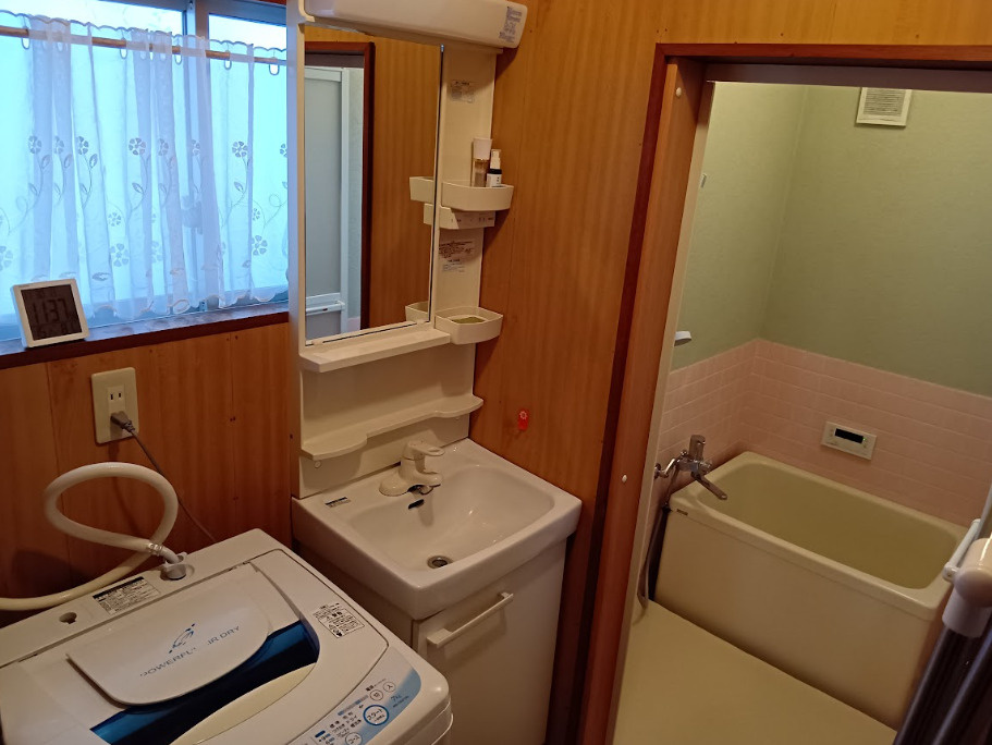 売中古戸建　下田市旧岡方村の洗面所|コンパクトな造りですが、棚もあり便利です。