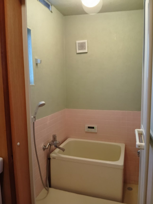 売中古戸建　下田市旧岡方村の浴室|ピンクのタイルが可愛いお風呂ですね。コンパクトな浴槽ですが肩までつかれそうです。