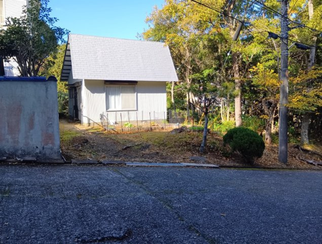売中古戸建　下田市旧岡方村の前面道路含む現地写真|なだらかな傾斜の前面道路です。車の出し入れはスム－ズです。