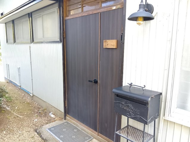 売中古戸建　下田市旧岡方村の玄関|レトロ感のある玄関ですね。街灯もポストもおしゃれです。