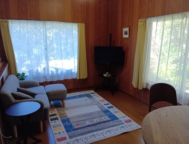 売中古戸建　下田市旧岡方村の居間・リビング|外からの日差しが気持ちよさそうなリビングです。木目を基調とした落ち着いた空間です。