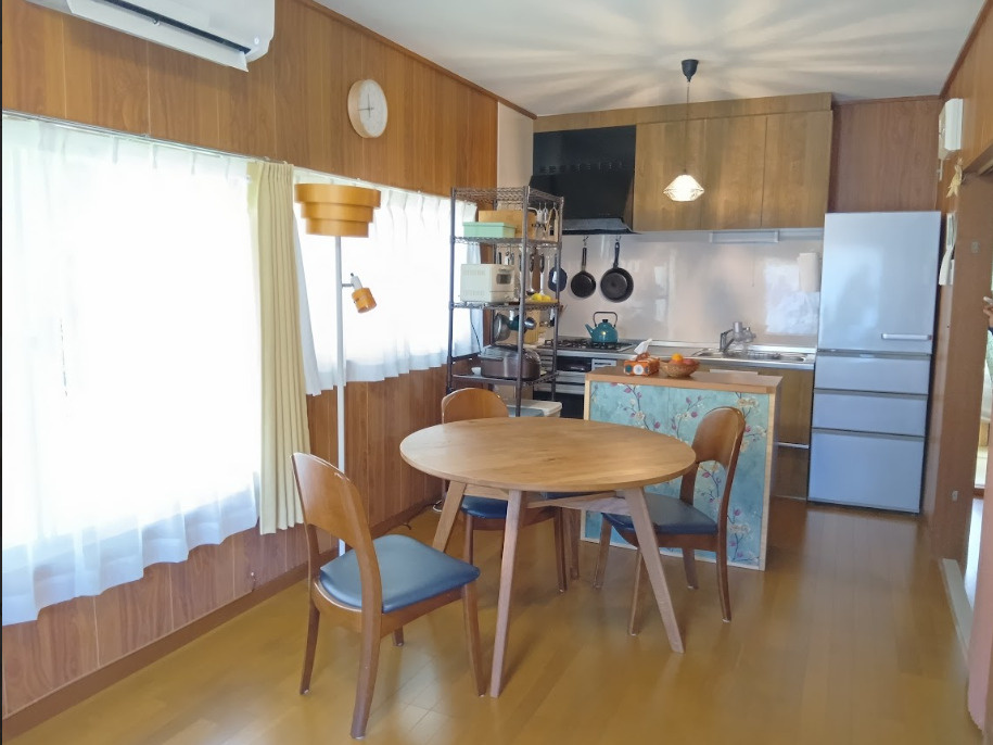 売中古戸建　下田市旧岡方村の居間・リビング|キッチンとの境にあるカウンタ－がアクセントな明るいお部屋です。