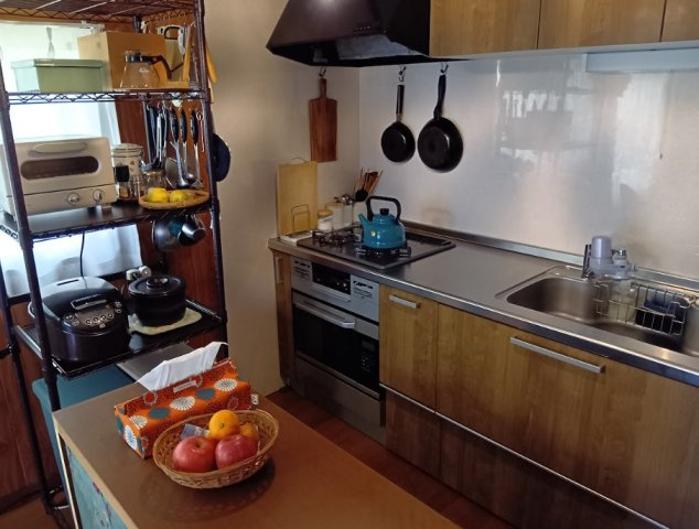 売中古戸建　下田市旧岡方村のキッチン|キッチン横には冷蔵庫もあり、動線の良い造りです。