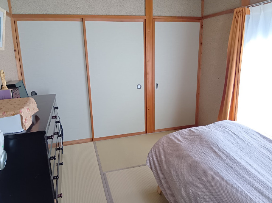 売中古戸建　下田市旧岡方村の和室|2面窓のついた和室です。収納スペ－スもあり助かります。