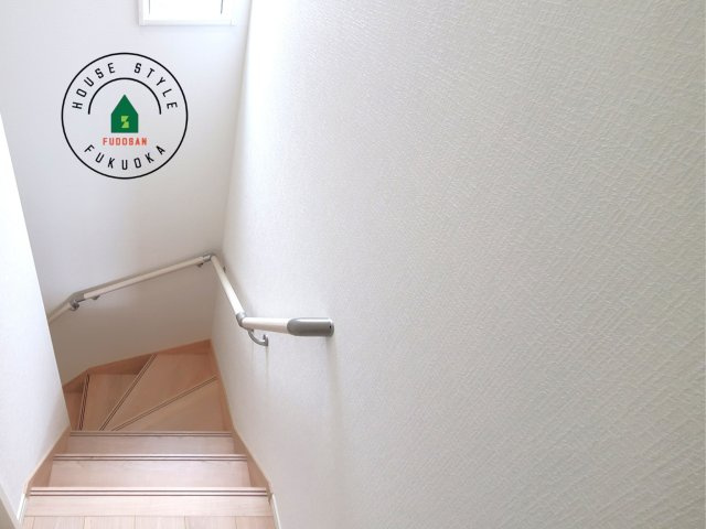 福岡市西区野方5丁目第15-2棟（1号棟）の内観：施工例|＜手すり付階段＞手すりがないと階段の昇り降りで危険なことはもちろん、壁に手をつきながら歩くことで壁紙が汚れやすくなります。すべての方に快適に昇り降りしていただくため、手すりを設置しました。