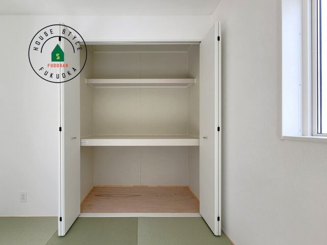 福岡市西区野方5丁目第15-2棟（1号棟）の内観：施工例|壁面クローゼットのメリットは、衣類が横一列に並ぶためひと目で洋服が選びやすいこと。衣類をたくさんお持ちの方も、限られたスペース内に無理なく収納することができます。