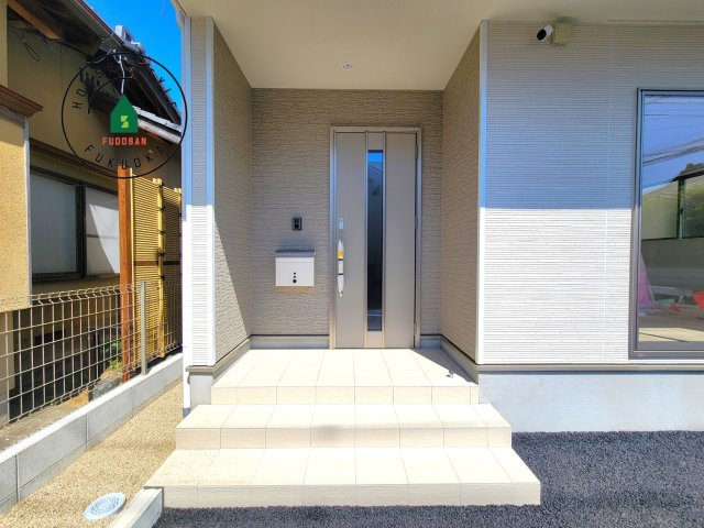 福岡市西区野方5丁目第15-2棟（1号棟）の外観：施工例|地盤調査済 / 玄関へ向かうまでのアプローチに漂う上質が期待感をもたせます。玄関は建物の顔。落着きを醸し出した自己主張が心に訴えてきます。