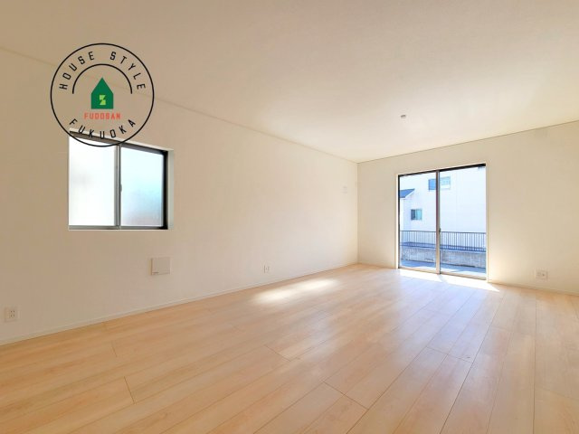 福岡市西区野方5丁目第15-2棟（1号棟）の洋室|キッチンからリビングをしっかり確認できます。家族の笑顔があふれる空間になりそうですね。※家具はCGを合成したものです。