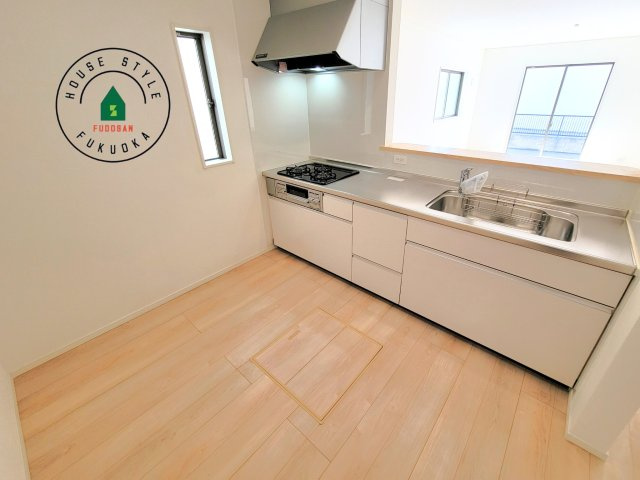 福岡市西区野方5丁目第15-2棟（1号棟）の内観：施工例|カウンターキッチンなら、リビングで遊ぶ子供の様子を見ながら料理ができるので安心です。料理を運んでもらったり、子供にお手伝いしてもらいやすいのもいいですね。