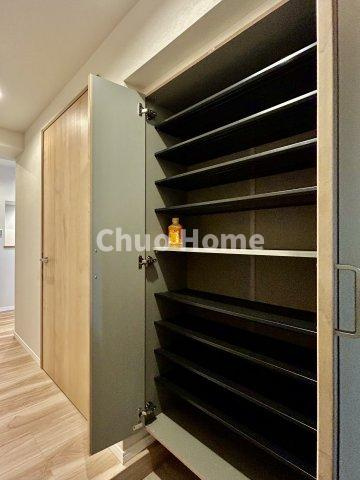 ダイアパレス大島の玄関|【玄関】玄関には大型のシューズクローゼットを設置しておりますのでいつでもスッキリりとした空間を保てます。玄関周りを清潔に使うのはとても大事なことですよね。