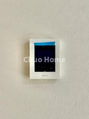 ダイアパレス大島のセキュリティ|【モニターホン】誰が来たかすぐにわかるカラーモニター付きインターホン。通話ボタンを押すまでは室内の音は漏れていませんので相手を確かめてから応対できます。