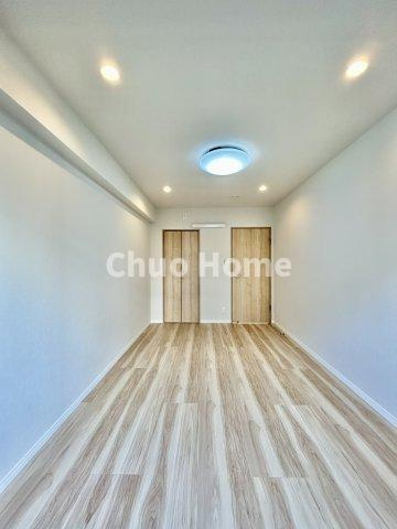 ダイアパレス大島の寝室|【寝室】心と体をゆったりと安らげる主寝室。寝室のゆとりが大きい分だけ、暮らしの安らぎは深まります。一日の疲れを癒すだけでなく、ご夫婦の親密な語らいを紡ぎ出します