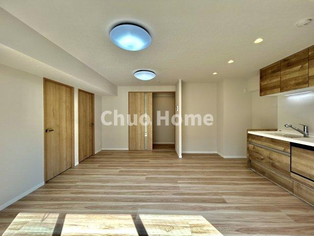 ダイアパレス大島の居間・リビング|【リビングダイニング】一日の中で多くの時間を過すことになるリビングダイニングだからこそ、いつも穏やかな空間であることが必然。爽やかな通風と採光を存分に感じる事が出来る空間です。