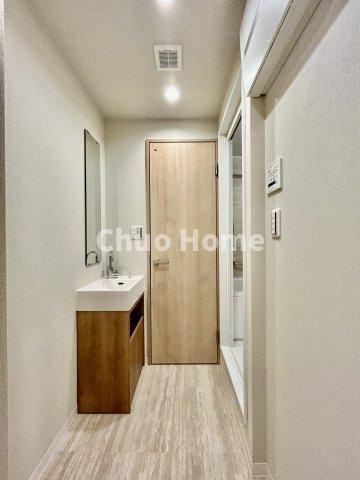 ダイアパレス大島の脱衣所|【洗面所】明るい洗面所は朝をすっきりさせてくれる空間です。バタバタしている忙しい朝でも収納が多い洗面台では短い時間で効率良く支度ができます。