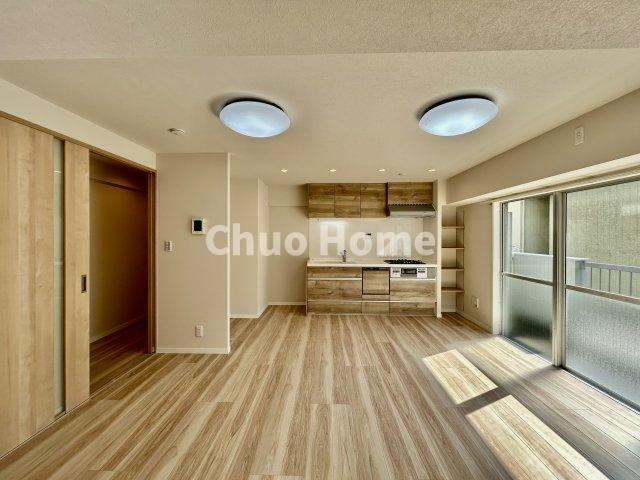 ダイアパレス大島の居間・リビング|【居間・リビング】「ＬＤＫは家族団らんをデザイン」広いＬＤＫでは家族が集まり一緒の時間を過ごせる工夫がされております。何気ない一日の当たり前のひとコマがいつか一生の宝物になります