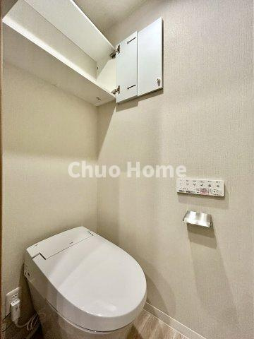 ダイアパレス大島のトイレ|【トイレ】 収納スペースをしっかりと確保した温水洗浄便座機能付きトイレ。温水洗浄便座は清潔にお使いいただくための大切なアイテムです。