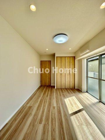 ダイアパレス大島の洋室|【洋室】快適に過ごす条件は、一人ひとり違います。だからこそ飾り過ぎないシンプルな内装と偏り過ぎないデザインで統一しております。居住していく中でオーナー様だけの【マイホーム】に創り上げて下さい