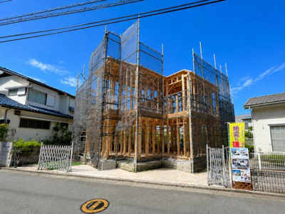 【前面道路含む現地写真】 | 市が尾　２棟 | 上棟しました！
日当たり、前面道路との距離感など、完成イメージをより具体的にご確認いただけます