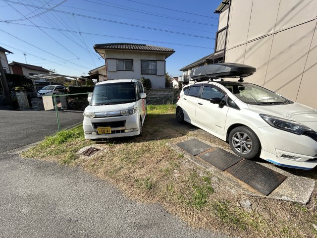 コーポ原の駐車場