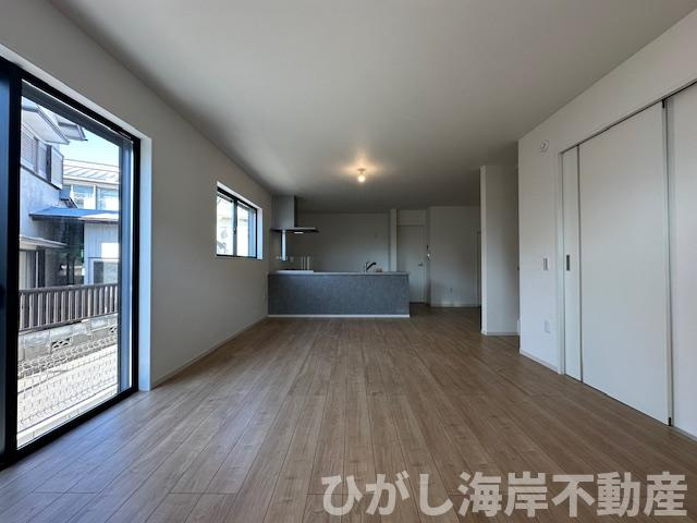 茅ヶ崎市南湖６丁目　新築戸建　全２棟の居間・リビング|22.3帖　床暖房付LDK