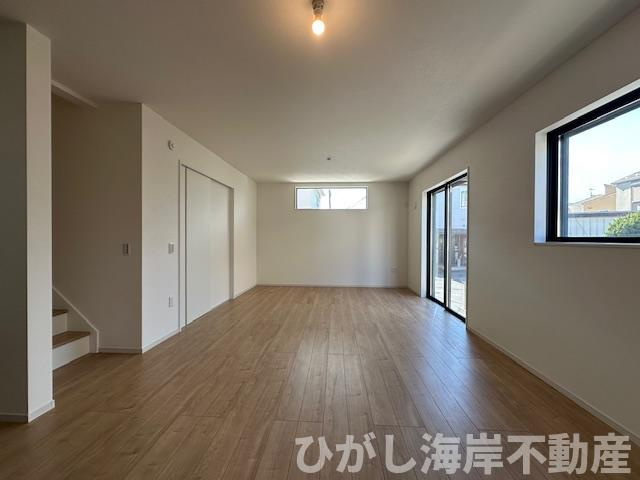 茅ヶ崎市南湖６丁目　新築戸建　全２棟の居間・リビング|22.3帖　床暖房付LDK