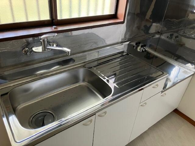 川崎市多摩区栗谷３丁目のアパートのキッチン|窓のあるキッチン