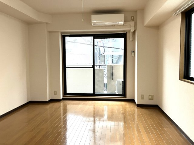 コンフォート東麻布の居間・リビング|エアコン付き・照明付き・通風良好