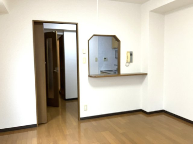 コンフォート東麻布の居間・リビング|使いやすいカウンター付きの居室です