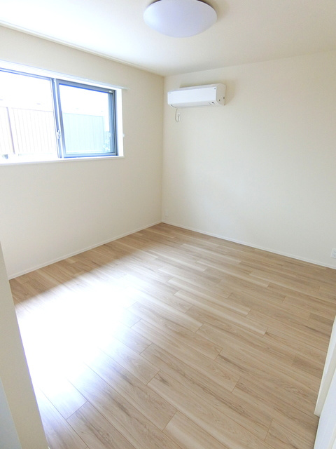 関町北２丁目メゾンの寝室|★洋室、南向き窓で採光もしっかりとれます★