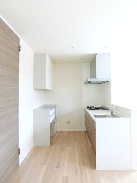 関町北２丁目メゾンの内装|★キッチン後部作業スペース、食器棚★