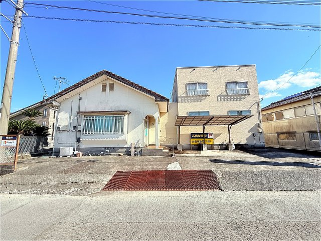 高橋店舗の駐車場