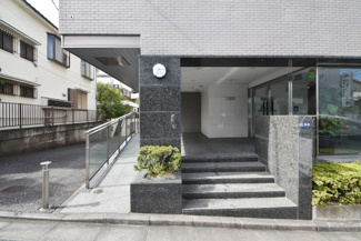 【エントランス】 | オートロックを備えた、マンションのエントランス。やはりセキュリティの観点は欠かすことができません。皆様を“安全”に送り出し、出迎えてくれます。～即日のご見学可能～　お問合せはお気軽にどうぞ。