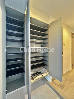 【玄関】 | エクセレント船堀 | 【玄関】玄関には大型のシューズクローゼットを設置しておりますのでいつでもスッキリりとした空間を保てます。玄関周りを清潔に使うのはとても大事なことですよね。