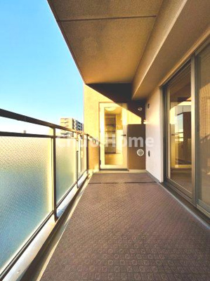 【バルコニー】 | エクセレント船堀 | 【バルコニー】幅もあって、奥行きもあるゆとりのバルコニー。洗濯物を干したり乾かしたりだけでなく、ただ出てみるだけでも気持ちいいですよ。