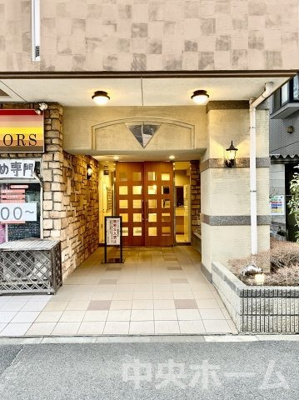 【エントランス】 | エクセレント船堀 | 【エントランス】マンションのエントランスは、その物件の印象を決める、顔とも言える場所です。毎日通る場所ですからきれいなのが一番です。エントランス内はオートロックですので暮らしの安全も確保されています。