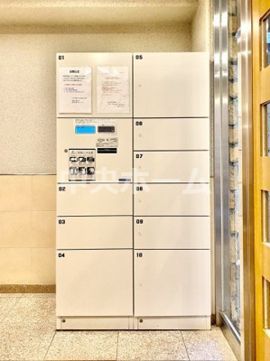 【設備】 | エクセレント船堀 | 【宅配ボックス】在宅時・不在時に関わらず、居住者の代わりに非対面で宅配物を受け取ってくれる便利な設備です。わかりやすくご説明致しますので見学時にはお部屋だけではなく共用部分もぜひチェックしてください。