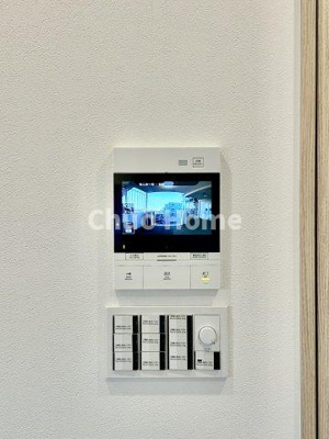 【セキュリティ】 | エクセレント船堀 | 【モニターホン】誰が来たかすぐにわかるカラーモニター付きインターホン。通話ボタンを押すまでは室内の音は漏れていませんので相手を確かめてから応対できます。
