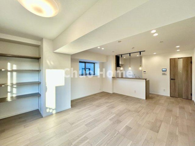 【キッチン】 | エクセレント船堀 | 視界に広がりを生むオープンなキッチン。料理や片付けをしながら、家族との会話を楽しんだり、リビングで遊ぶ子どもを見守れます。ご見学時には家具の配置などもイメージしながらぜひご覧になって見て下さい。