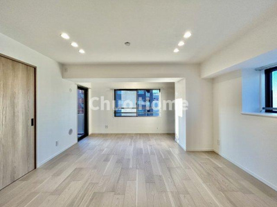 【居間・リビング】 | エクセレント船堀 | 【リビングダイニング】一日の中で多くの時間を過すことになるリビングダイニングだからこそ、いつも穏やかな空間であることが必然。爽やかな通風と採光を存分に感じる事が出来る空間です。